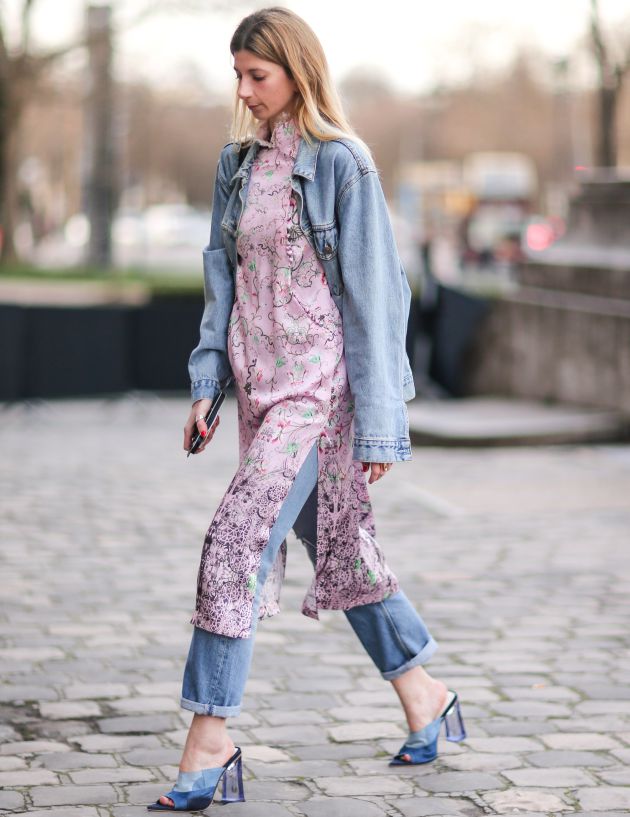 Una invitada en la Semana de la Moda de París. Una invitada en la Semana de la Moda de París.