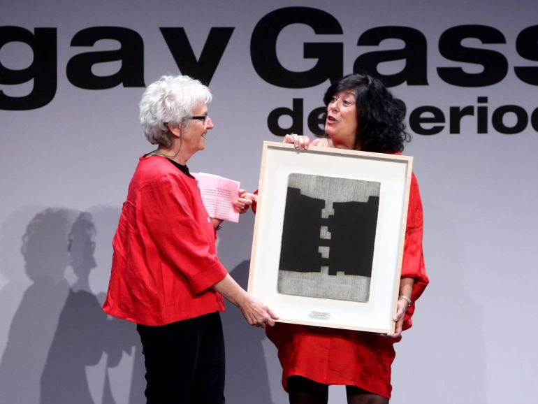 Soledad Gallego-Díaz recibe el galardón a la Trayectoria Profesional de manos de Almudena Grandes. Soledad Gallego-Díaz recibe el galardón a la Trayectoria Profesional de manos de Almudena Grandes.