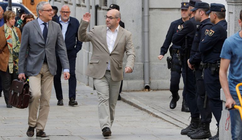 Lluis Guinó, exmiembro de la Mesa del Parlament, a su llegada al
Supremo Lluis Guinó, exmiembro de la Mesa del Parlament, a su llegada al
Supremo