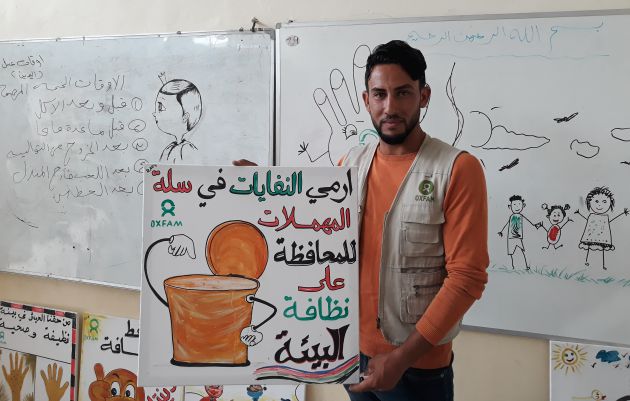 Un voluntario de Oxfam enseña a las niñas a través del arte en una escuela de Mosul Oeste. Un voluntario de Oxfam enseña a las niñas a través del arte en una escuela de Mosul Oeste.