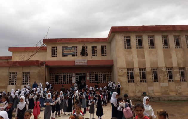 Fachada de la escuela de niñas de Al Tanak, dañada por los combates. Fachada de la escuela de niñas de Al Tanak, dañada por los combates.