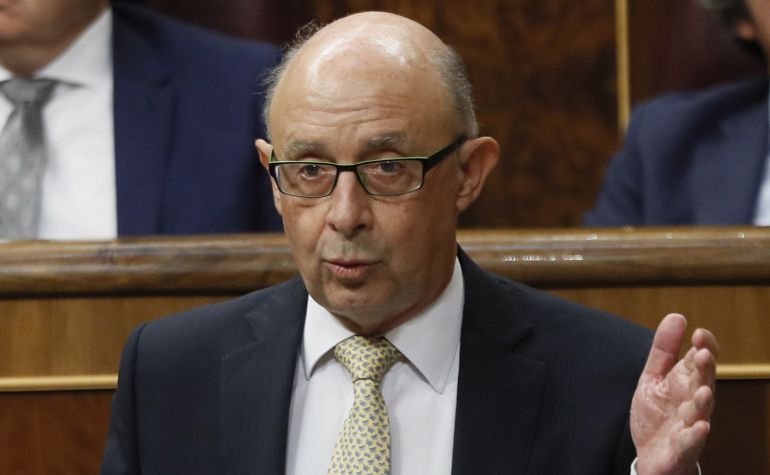 El ministro de Hacienda y Administraciones Públicas, Cristóbal Montoro, durante la sesión de control al Gobierno. El ministro de Hacienda y Administraciones Públicas, Cristóbal Montoro, durante la sesión de control al Gobierno.