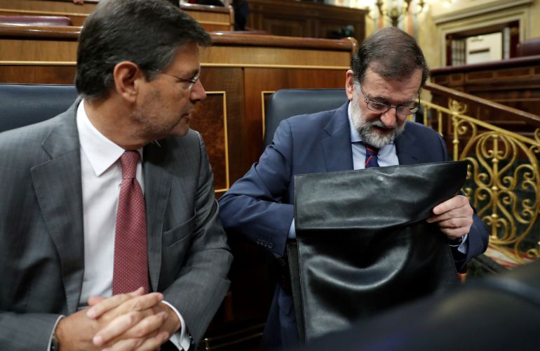 El presidente del Ejecutivo, Mariano Rajoy, junto al ministro de Justicia, Rafael Catalá. El presidente del Ejecutivo, Mariano Rajoy, junto al ministro de Justicia, Rafael Catalá.