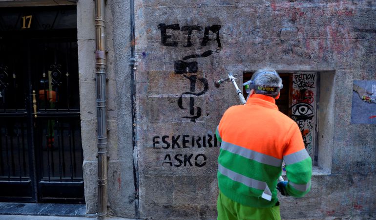 Un operario borra una pintada de agradecimiento a ETA en Bilbao. Un operario borra una pintada de agradecimiento a ETA en Bilbao.