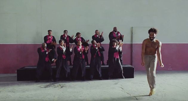 El protagonista baila junto al coro. El protagonista baila junto al coro.