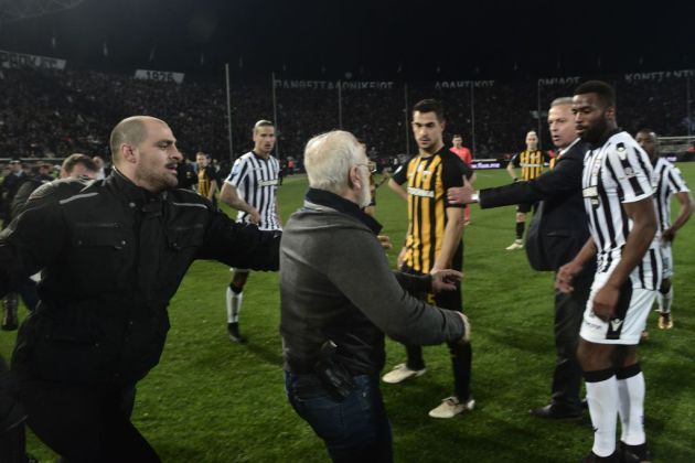 El presidente del PAOK bajó al césped con una pistola en el último duelo ante el AEK El presidente del PAOK bajó al césped con una pistola en el último duelo ante el AEK