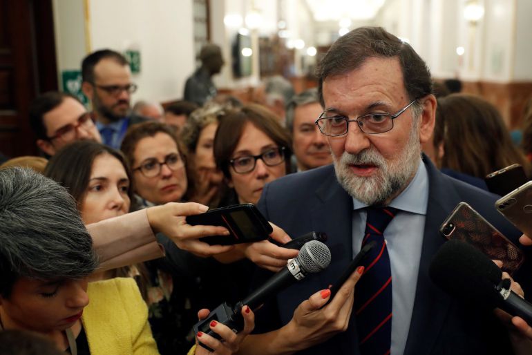 El presidente del Ejecutivo, Mariano Rajoy, conversa con los periodistas tras su intervención de la sesión de control al Gobierno en el Congreso de los Diputados El presidente del Ejecutivo, Mariano Rajoy, conversa con los periodistas tras su intervención de la sesión de control al Gobierno en el Congreso de los Diputados