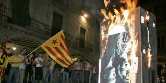 Quema de una foto de los reyes eméritos en 2007 en Girona Quema de una foto de los reyes eméritos en 2007 en Girona
