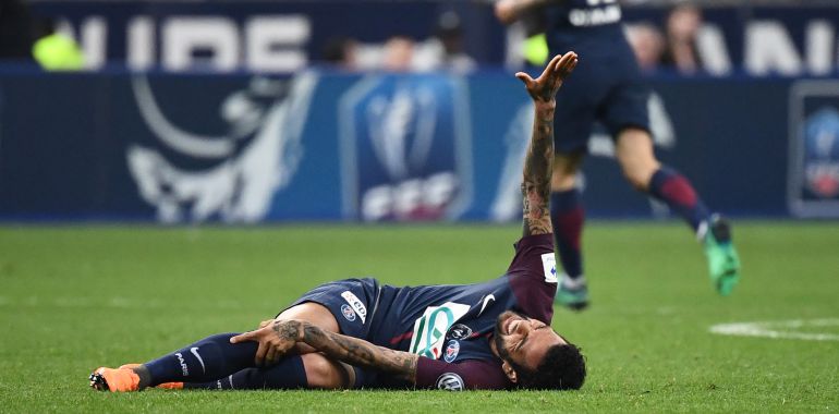 Dani Alves pide el cambio tras sufrir dicha lesión en la final copera de Francia Dani Alves pide el cambio tras sufrir dicha lesión en la final copera de Francia