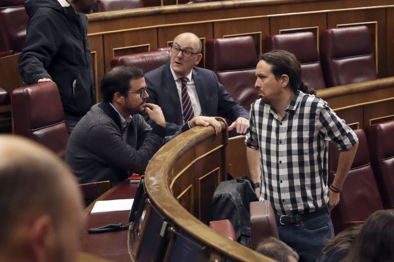 El secretario general de Podemos, Pablo Iglesias (d). conversa con el líder de IU, Alberto Garzón, durante el pleno del Congreso El secretario general de Podemos, Pablo Iglesias (d). conversa con el líder de IU, Alberto Garzón, durante el pleno del Congreso