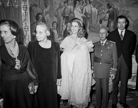 Imagen de archivo de Carmen Martínez-Bordiú con la familia Franco en el bautizo de su hijo, Luis Alfonso Imagen de archivo de Carmen Martínez-Bordiú con la familia Franco en el bautizo de su hijo, Luis Alfonso