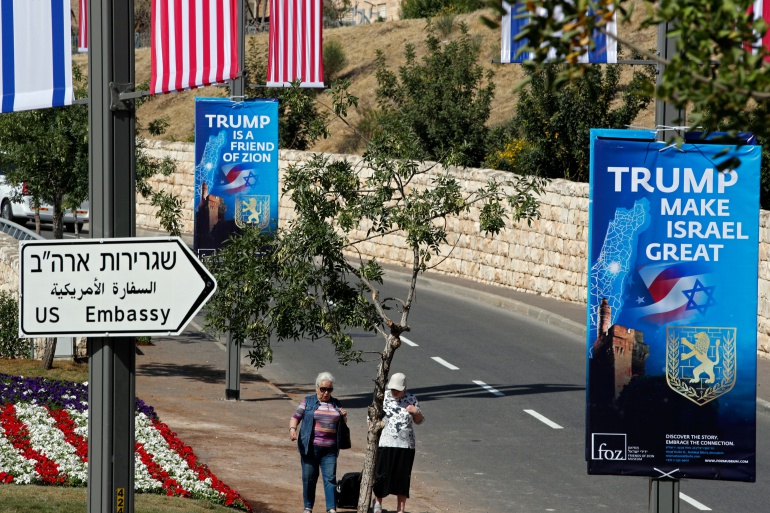 Carteles anunciando la llegada de los Trump y su embajada a Jerusalén Carteles anunciando la llegada de los Trump y su embajada a Jerusalén