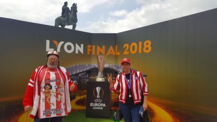 José Antonio Carrero y Pilar Diego posan junto al título de la Europa League en Lyon. José Antonio Carrero y Pilar Diego posan junto al título de la Europa League en Lyon.