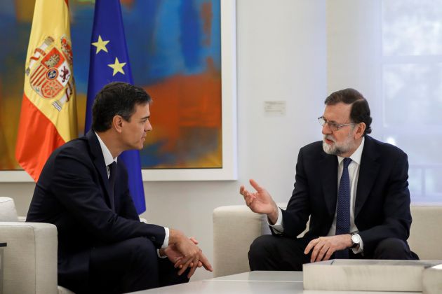 El presidente del Gobierno, Mariano Rajoy (d), y el líder del PSOE, Pedro Sánchez, durante la reunión que mantuvieron este martes en el Palacio de la Moncloa. El presidente del Gobierno, Mariano Rajoy (d), y el líder del PSOE, Pedro Sánchez, durante la reunión que mantuvieron este martes en el Palacio de la Moncloa.
