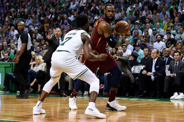 LeBron James, con la pelota ante Jaylen Brown LeBron James, con la pelota ante Jaylen Brown