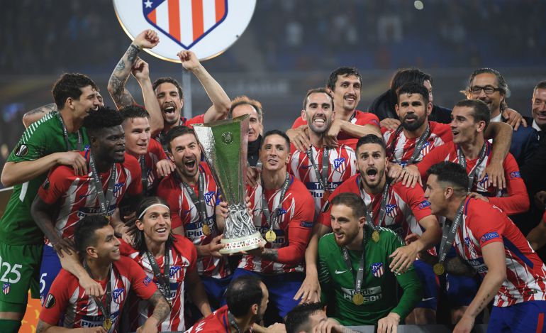 Los jugadores del Atlético celebran la victoria en la final de Lyon frente al Olympique. Los jugadores del Atlético celebran la victoria en la final de Lyon frente al Olympique.