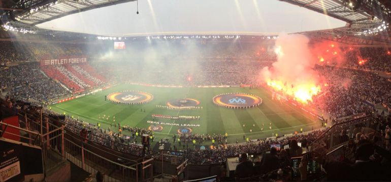 A la izquierda, el fondo del Atlético, a la derecha, el del Olympique, lleno de bengalas A la izquierda, el fondo del Atlético, a la derecha, el del Olympique, lleno de bengalas