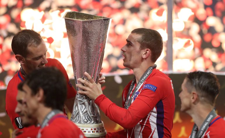 Griezmann con el trofeo de campeón Griezmann con el trofeo de campeón