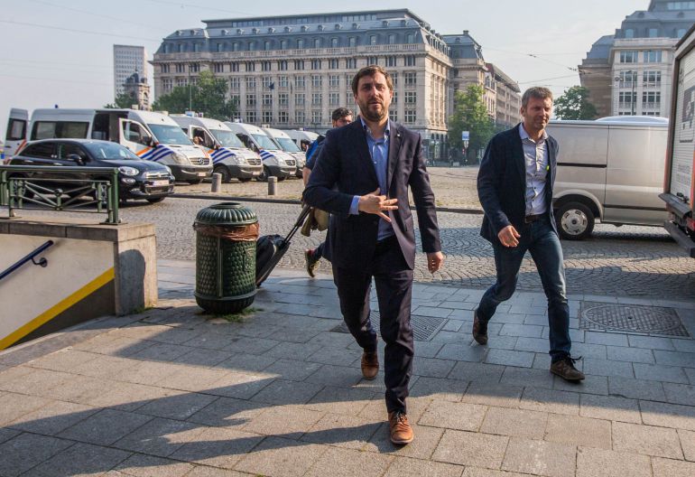 El exconsejero catalán huido Toni Comín (c) llega al tribunal para comparecer ante el juez belga de primera instancia en Bruselas (Bélgica) hoy, 16 de mayo de 2018. El exconsejero catalán huido Toni Comín (c) llega al tribunal para comparecer ante el juez belga de primera instancia en Bruselas (Bélgica) hoy, 16 de mayo de 2018.