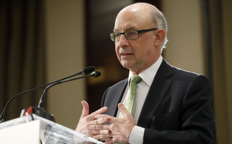 El ministro de Hacienda y Función Pública, Cristóbal Montoro, durante su intervención en un desayuno informativo organizado por El Economista El ministro de Hacienda y Función Pública, Cristóbal Montoro, durante su intervención en un desayuno informativo organizado por El Economista