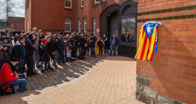 Una estelada en la fachada de la cárcel donde estuvo preso Puigdemont Una estelada en la fachada de la cárcel donde estuvo preso Puigdemont