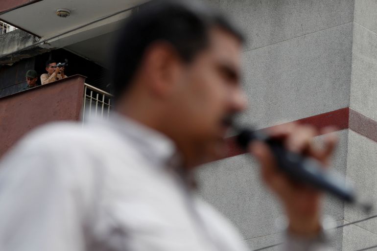 vista de nicolas maduro desde los binoculares que usan sus agentes de seguridad para vigilar el entorno del presidente de venezuela vista de nicolas maduro desde los binoculares que usan sus agentes de seguridad para vigilar el entorno del presidente de venezuela