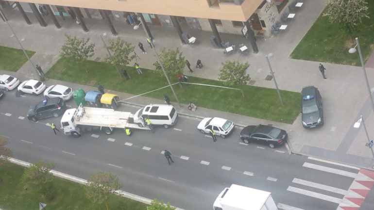 La Guardia Civil retira un vehículo en Salburua La Guardia Civil retira un vehículo en Salburua