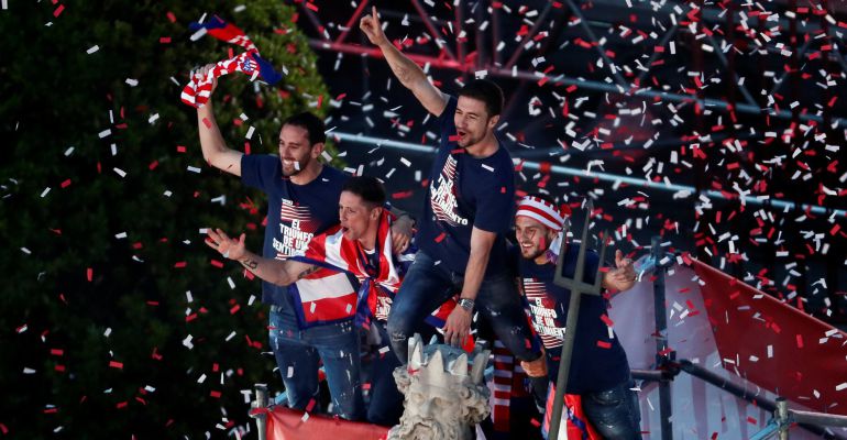 Torres, Gabi, Koke y Godín festejan el título de Europa League en Neptuno Torres, Gabi, Koke y Godín festejan el título de Europa League en Neptuno