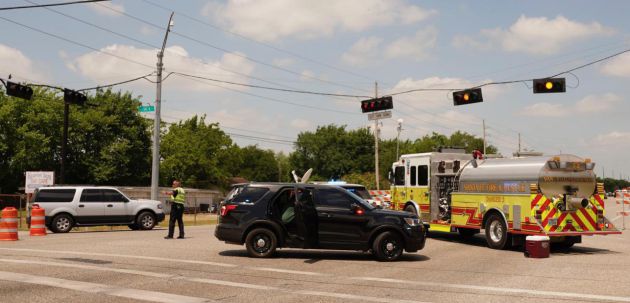 La policía en las cercanías al Santa Fe High School. La policía en las cercanías al Santa Fe High School.