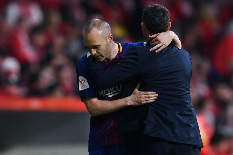 Iniesta abraza a Valverde al ser sustituido Iniesta abraza a Valverde al ser sustituido