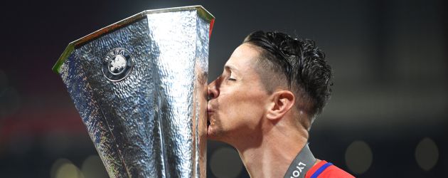 Fernando Torres besa el trofeo de la Europa League Fernando Torres besa el trofeo de la Europa League