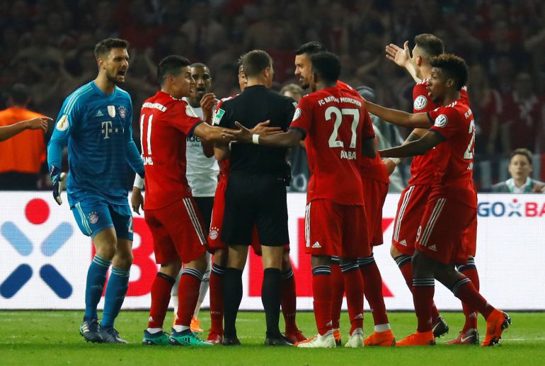 Los jugadores del Bayern rodean al árbitro en la polémica jugada Los jugadores del Bayern rodean al árbitro en la polémica jugada