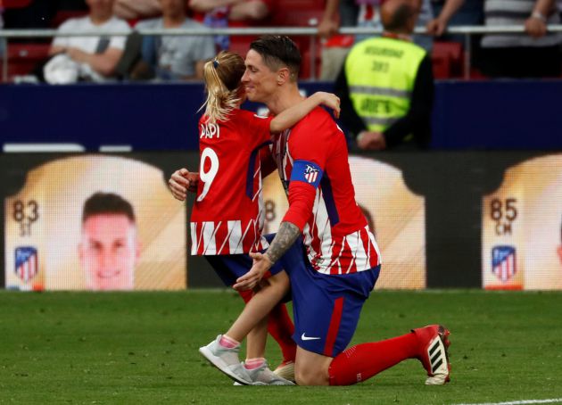 Torres, con una de sus hijas, tras el Atlético - Eibar Torres, con una de sus hijas, tras el Atlético - Eibar