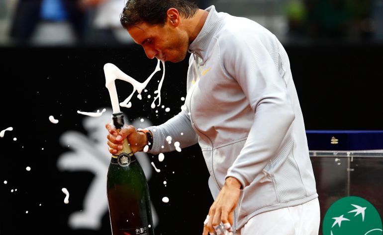 Nadal bebe vino espumoso después de proclamarse campeón en Roma Nadal bebe vino espumoso después de proclamarse campeón en Roma