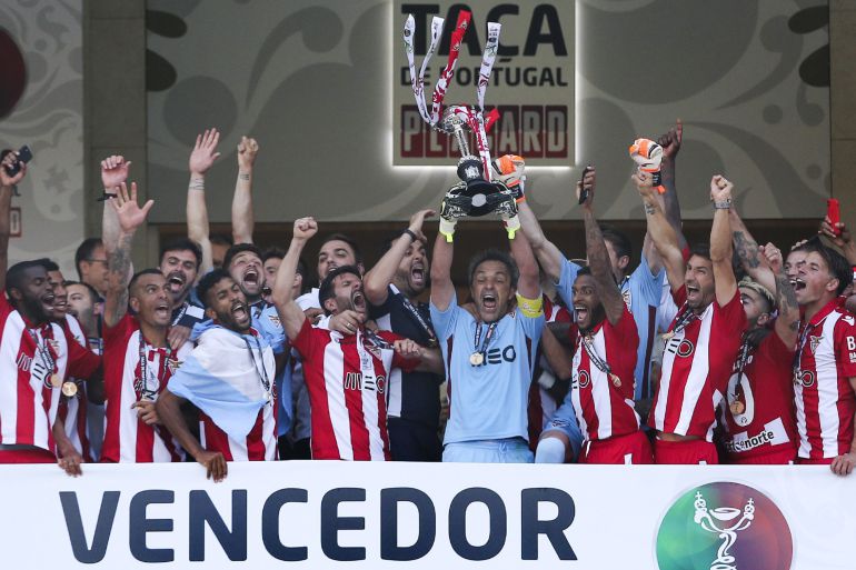 Los jugadores del Desportivo das Aves levantan el trofeo de la Copa de Portugal. Los jugadores del Desportivo das Aves levantan el trofeo de la Copa de Portugal.