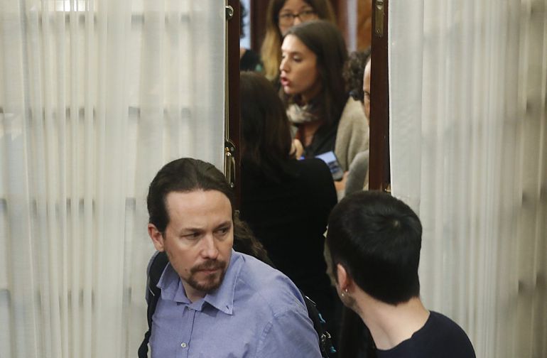 El líder de Podemos, Pablo Iglesias y la portavoz en el Congreso de la formación, Irene Montero, momentos antes del debate de las enmiendas parciales al proyecto de Ley de Presupuestos Generales El líder de Podemos, Pablo Iglesias y la portavoz en el Congreso de la formación, Irene Montero, momentos antes del debate de las enmiendas parciales al proyecto de Ley de Presupuestos Generales