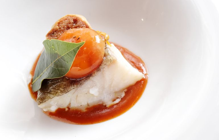 Bacalao, yema curada, salmorejo y trufa (Las Torres). Bacalao, yema curada, salmorejo y trufa (Las Torres).