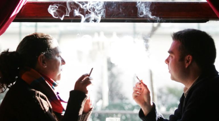 Casi mil millones de personas siguen fumando diariamente en todo el mundo. Casi mil millones de personas siguen fumando diariamente en todo el mundo.