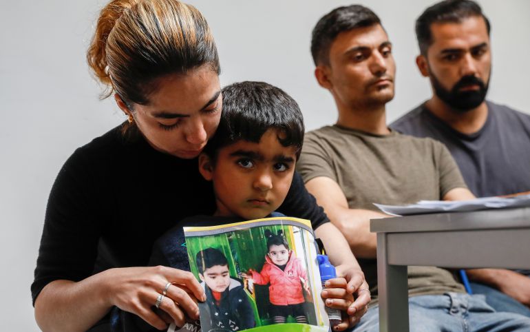 La madre de Mawda Shawri, la niña de origen kurdo de dos años que murió después de que la policía persiguiera a una camioneta que transportaba inmigrantes ilegales en Bélgica. La madre de Mawda Shawri, la niña de origen kurdo de dos años que murió después de que la policía persiguiera a una camioneta que transportaba inmigrantes ilegales en Bélgica.