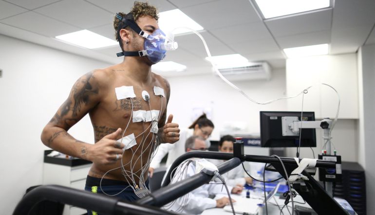 Neymar pasa un reconocimiento médico con la selección brasileña. Neymar pasa un reconocimiento médico con la selección brasileña.