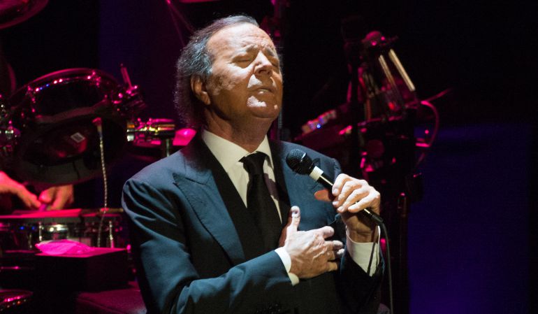 Julio Iglesias tendrá su propia serie de televisión. Julio Iglesias tendrá su propia serie de televisión.
