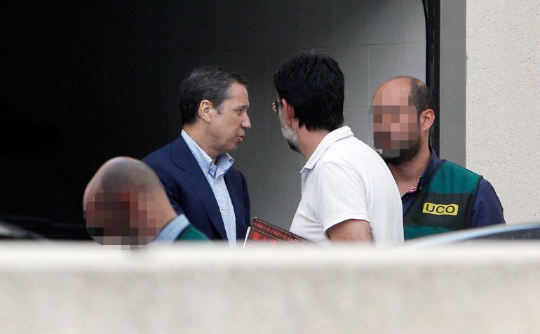 El expresidente de la Generalitat Valenciana y exministro de Trabajo, Eduardo Zaplana, a su llegada a su chalé de Benidorm junto a la comisión judicial tras ser detenido por blanqueo de capitales, malversación, prevaricación y cohecho El expresidente de la Generalitat Valenciana y exministro de Trabajo, Eduardo Zaplana, a su llegada a su chalé de Benidorm junto a la comisión judicial tras ser detenido por blanqueo de capitales, malversación, prevaricación y cohecho