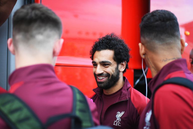 Salah, saliendo del autobús del equipo Salah, saliendo del autobús del equipo