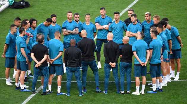 Zinedine Zidane, en plena charla en el entrenamiento previo a la final Zinedine Zidane, en plena charla en el entrenamiento previo a la final