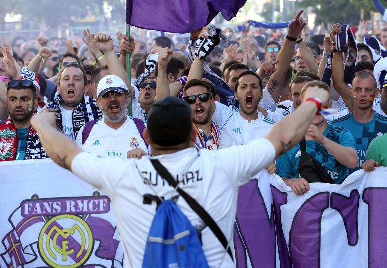 Aficionados del Real Madrid antes de la final de Kiev. Aficionados del Real Madrid antes de la final de Kiev.