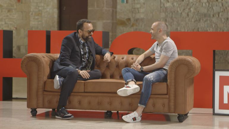 Iniesta habla con Risto Mejid Iniesta habla con Risto Mejid
