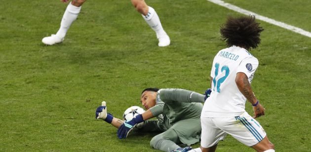 Keylor Navas ataja el disparo de Alexander-Arnold Keylor Navas ataja el disparo de Alexander-Arnold