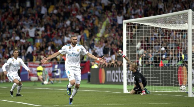 Benzema celebra el primer gol del Madrid tras el error garrafal de Loris Karius Benzema celebra el primer gol del Madrid tras el error garrafal de Loris Karius