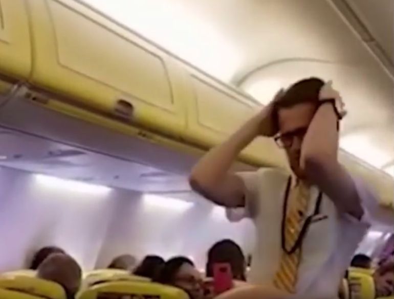 Un azafato de Ryanair baila un tema de Britney Spears en un vuelo Gerona-Bournemouth. Un azafato de Ryanair baila un tema de Britney Spears en un vuelo Gerona-Bournemouth.