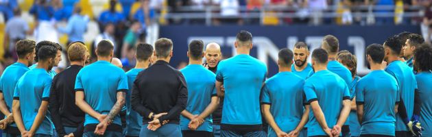 Zidane charla con sus jugadores en el Estadio Olímpico de Kiev Zidane charla con sus jugadores en el Estadio Olímpico de Kiev